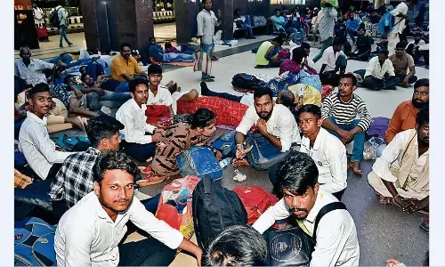 स्टेशन पहुँच गए तब पता चला तीन घंटे देरी से आएगी संघमित्रा एक्सप्रेस स्टेशन पहुँच गए तब पता चला तीन घंटे देरी से आएगी संघमित्रा एक्सप्रेस