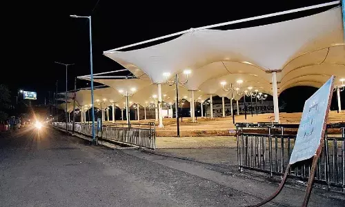 वीरान पड़े हाॅकर्स जोन में महीनों से व्यर्थ जल रही बिजली, बगल में ही सड़क पर छाया अँधेरा