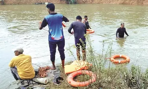 दोस्तों के साथ नहाने गया छात्र नदी में डूबा