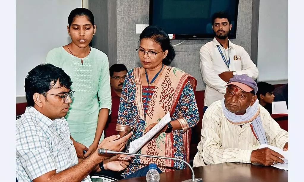 पीएम ग्राम सड़क को रौंद रहे खनिज लोड डम्पर और हाइवा पीएम ग्राम सड़क को रौंद रहे खनिज लोड डम्पर और हाइवा