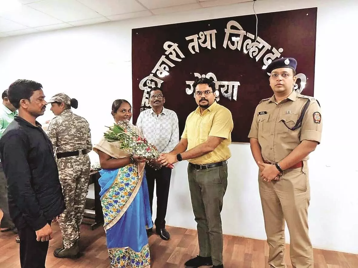 मुख्यधारा में शामिल होंगे 19 लाख के इनामी नक्सली दंपति मुख्यधारा में शामिल होंगे 19 लाख के इनामी नक्सली दंपति