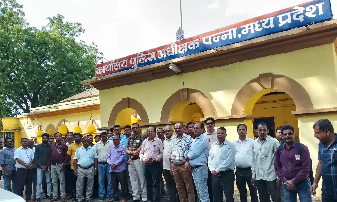लेखापाल के विरूद्ध लोकायुक्त की कार्यवाही की जांच कराने की मांग
