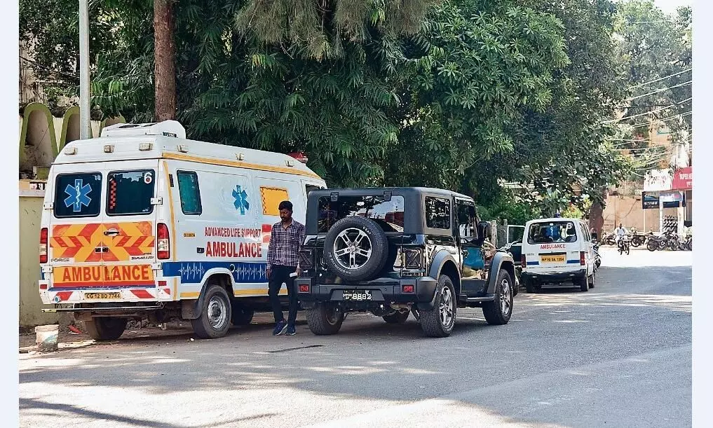 एम्बुलेंस की आड़ में सड़कों पर कब्जा कर संचालित हो रहीं ट्रैवल एजेन्सियाँ, जिम्मेदार नहीं दे रहे ध्यान एम्बुलेंस की आड़ में सड़कों पर कब्जा कर संचालित हो रहीं ट्रैवल एजेन्सियाँ, जिम्मेदार नहीं दे रहे ध्यान