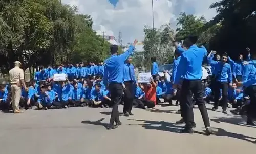 मणिपुर में 2 छात्राओं की हत्या के खिलाफ प्रदर्शन जारी, कारें जलाई गईं, भाजपा के 2 दफ्तरों पर हमला