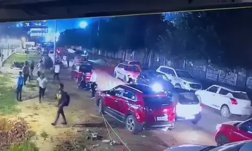 दबंगों ने होटल मालिक-स्टाफ को जमकर पीटा, एक दिन पहले मंत्रियों ने किया था होटल का उद्घाटन दबंगों ने होटल मालिक-स्टाफ को जमकर पीटा, एक दिन पहले मंत्रियों ने किया था होटल का उद्घाटन