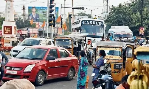 कब्जों की होड़, ग्रीन सिग्नल में भी निकलना मुश्किल