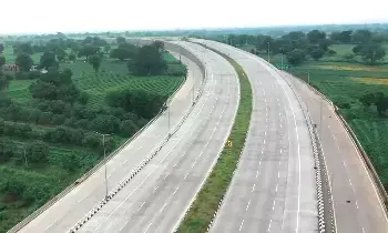 नितिन गडकरी ने नए महाराष्ट्र-तेलंगाना राजमार्ग का उद्घाटन किया