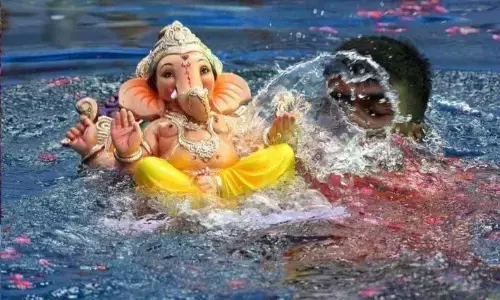 महाराष्ट्र में गणेश प्रतिमा विसर्जन में 12 लोगों की मौत महाराष्ट्र में गणेश प्रतिमा विसर्जन में 12 लोगों की मौत