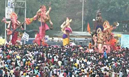 अगले बरस तू जल्दी आ, सागर तट पर उमड़ा जनसैलाब अगले बरस तू जल्दी आ, सागर तट पर उमड़ा जनसैलाब