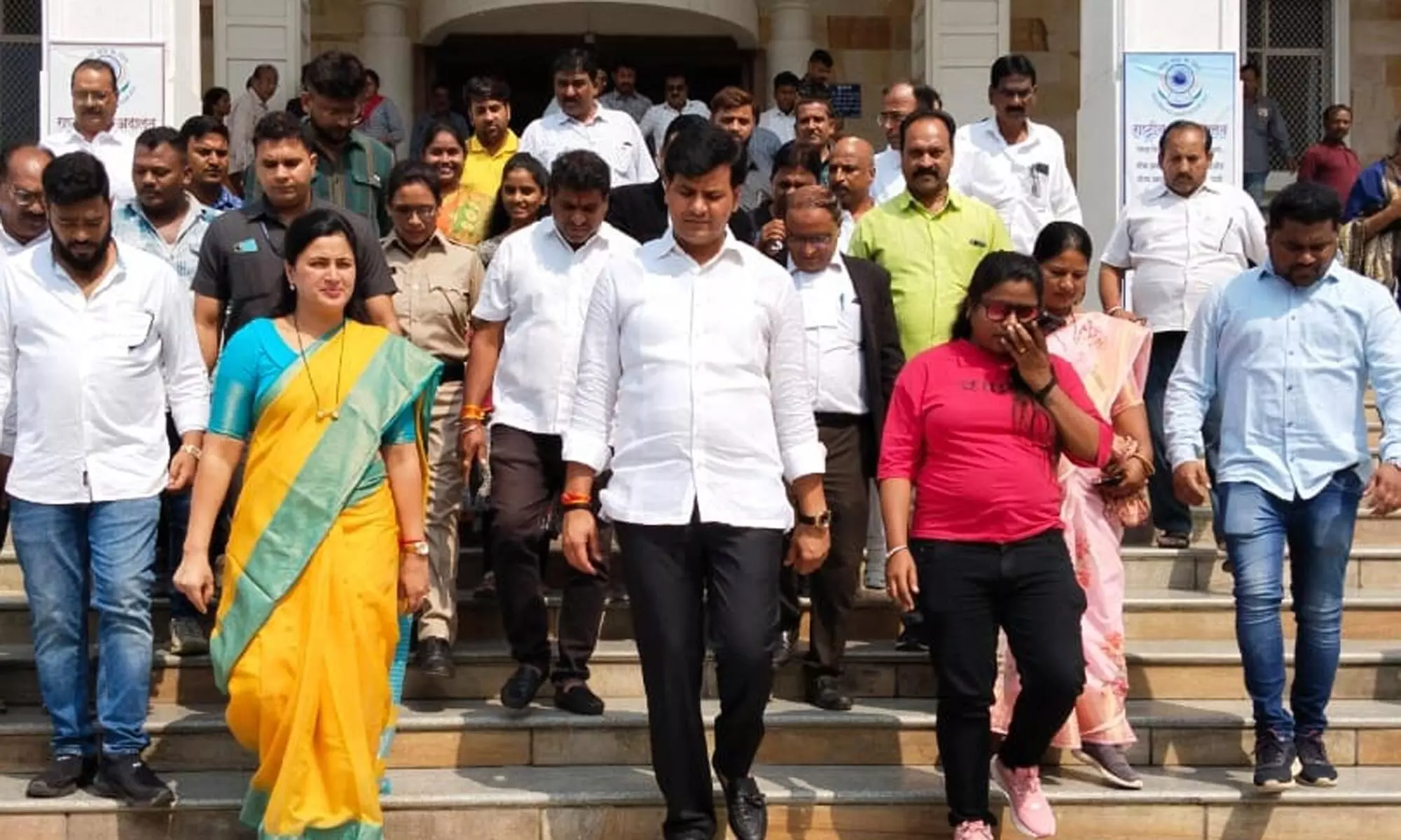 राणा दंपति पर दर्ज 3 मामलों की सुनवाई शुरू राणा दंपति पर दर्ज 3 मामलों की सुनवाई शुरू