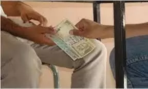 4 हजार की घूस लेते सरपंचपति पकड़ा 4 हजार की घूस लेते सरपंचपति पकड़ा
