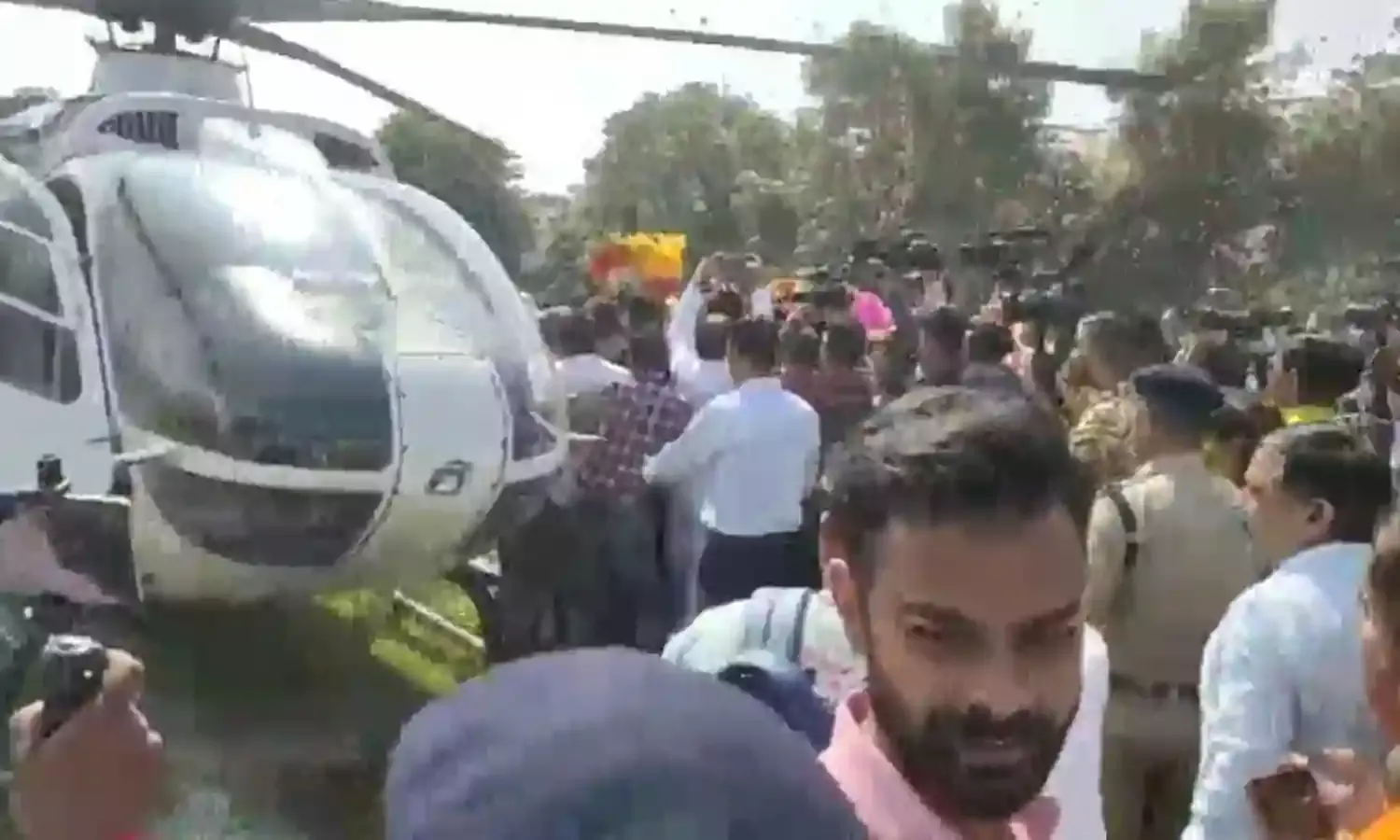 सीएम धामी की सुरक्षा में चूक, पार्टी कार्यकर्ताओं का हुजूम मंत्री और विधायक के साथ हेलीकॉप्टर तक पंहुचा