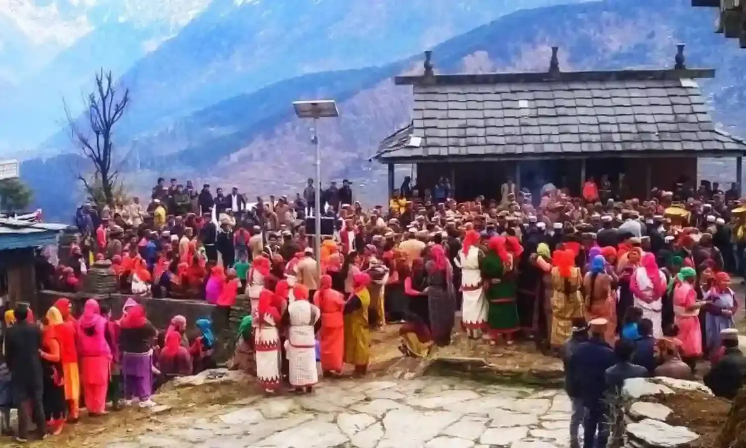 दुनिया का एक ऐसा गांव जहां कपड़े नहीं पहनती महिलाएं, वजह जानकर रह जाएंगे दंग