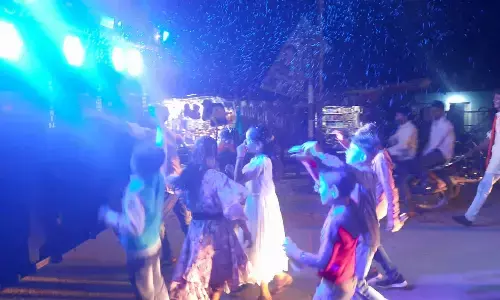 बैण्ड-बाजा के साथ भगवान गणपति को दी विदाई