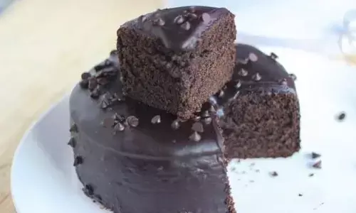 बिना ओवन और अंडे के कढ़ाई में गैस पर आसानी से बनाए चॉकलेट केक, जानिए इसकी रेसिपी बिना ओवन और अंडे के कढ़ाई में गैस पर आसानी से बनाए चॉकलेट केक, जानिए इसकी रेसिपी