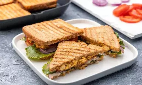 मिनटों में बनाए कॉफी शॉप्स से भी टेस्टी पनीर टिक्का सैंडविच, जानिए इसकी आसान रेसिपी