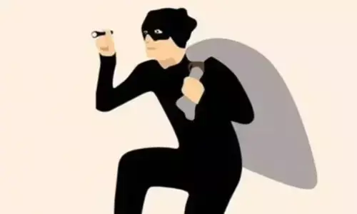 दिल्ली में बाइक सवार बदमाशों ने कारोबारी के कर्मचारियों से 17 लाख रुपये लूटे