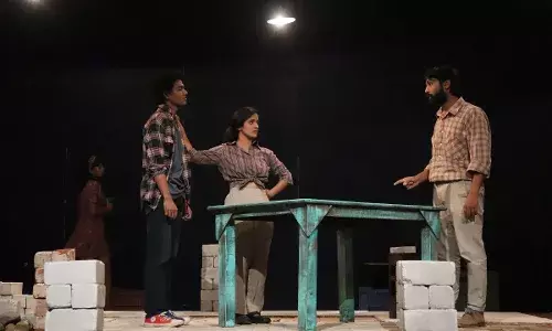 आरएनटीयू के टैगोर राष्ट्रीय नाट्य विद्यालय के प्रथम वर्ष के छात्रों द्वारा नाटक “अंडोरा” की मंत्रमुग्ध प्रस्तुति