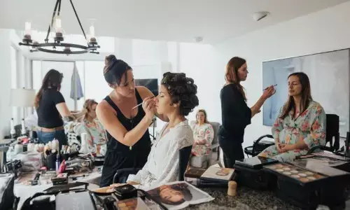 रेलवे स्टेशनों पर सजेगी सवरेंगी महिलाएं, मध्य रेलवे के 7 स्टेशनों पर होगा मेकअप रूम रेलवे स्टेशनों पर सजेगी सवरेंगी महिलाएं, मध्य रेलवे के 7 स्टेशनों पर होगा मेकअप रूम