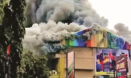 गेमिंग जोन का लाखों रुपए का सामान खाक, मशक्कत के बाद आग पर काबू