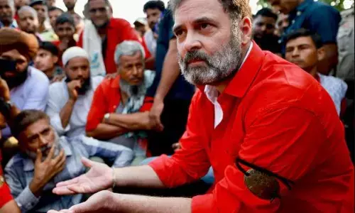 क्या कुलियों से मिलने पहुंचे कांग्रेस नेता राहुल गांधी ने बैज नंबर 420 पहना था? जानें वायरल फोटो की सच्चाई