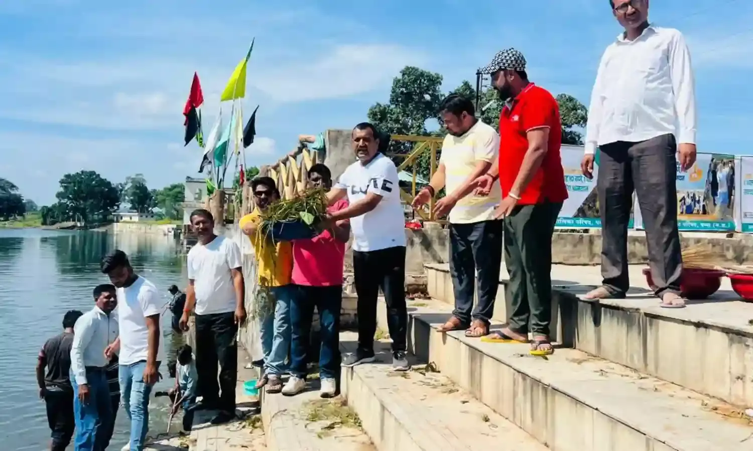 भाजपा कार्यकर्ताओं ने तालाब में किया श्रमदान