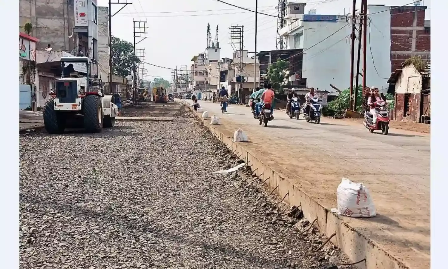 कैसे स्मूथ होगा ट्रैफिक: कम चौड़ाई में बनाई जा रही सड़क, फुटपाथ और डिवाइडर भी गायब