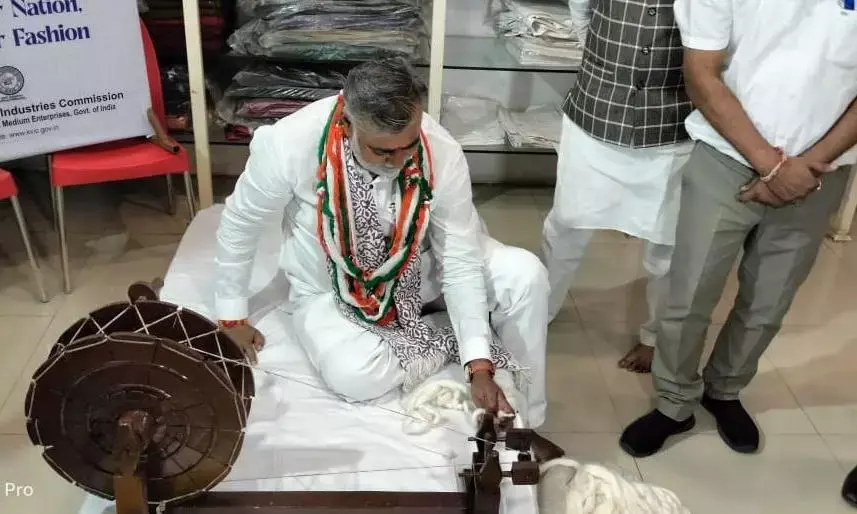 गांधी जयंती पर केंद्रीय राज्यमंत्री प्रहलाद सिंह पटेल पहुंचे खादी ग्रामोद्योग भंडार, महात्मा गांधी जी को दी श्रद्धांजलि, लोगों से खादी अपनाने का किया आह्वान