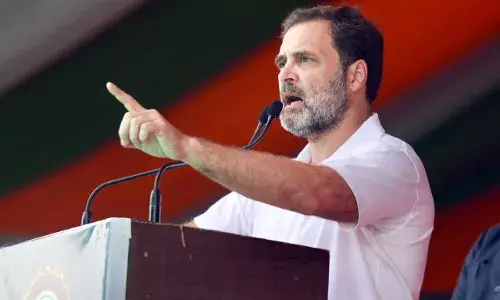 कांग्रेस सांसद राहुल गांधी ने स्वर्ण मंदिर में टेका मत्था कांग्रेस सांसद राहुल गांधी ने स्वर्ण मंदिर में टेका मत्था