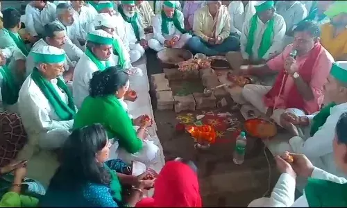 भारतीय किसान यूनियन ने गाजीपुर बोर्डर पर किया हवन पूजन, भारी संख्या में पुलिस बल मौजूद