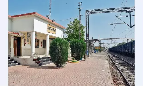 योजना को लेकर चार साल से हो रही चर्चा पर आज तक ऊँचा नहीं बन सका अधारताल स्टेशन का प्लेटफाॅर्म