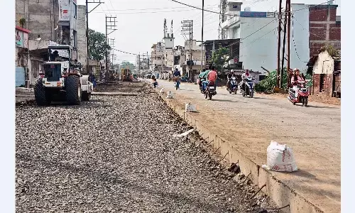 कैसे स्मूथ होगा ट्रैफिक: कम चौड़ाई में बनाई जा रही सड़क, फुटपाथ और डिवाइडर भी गायब