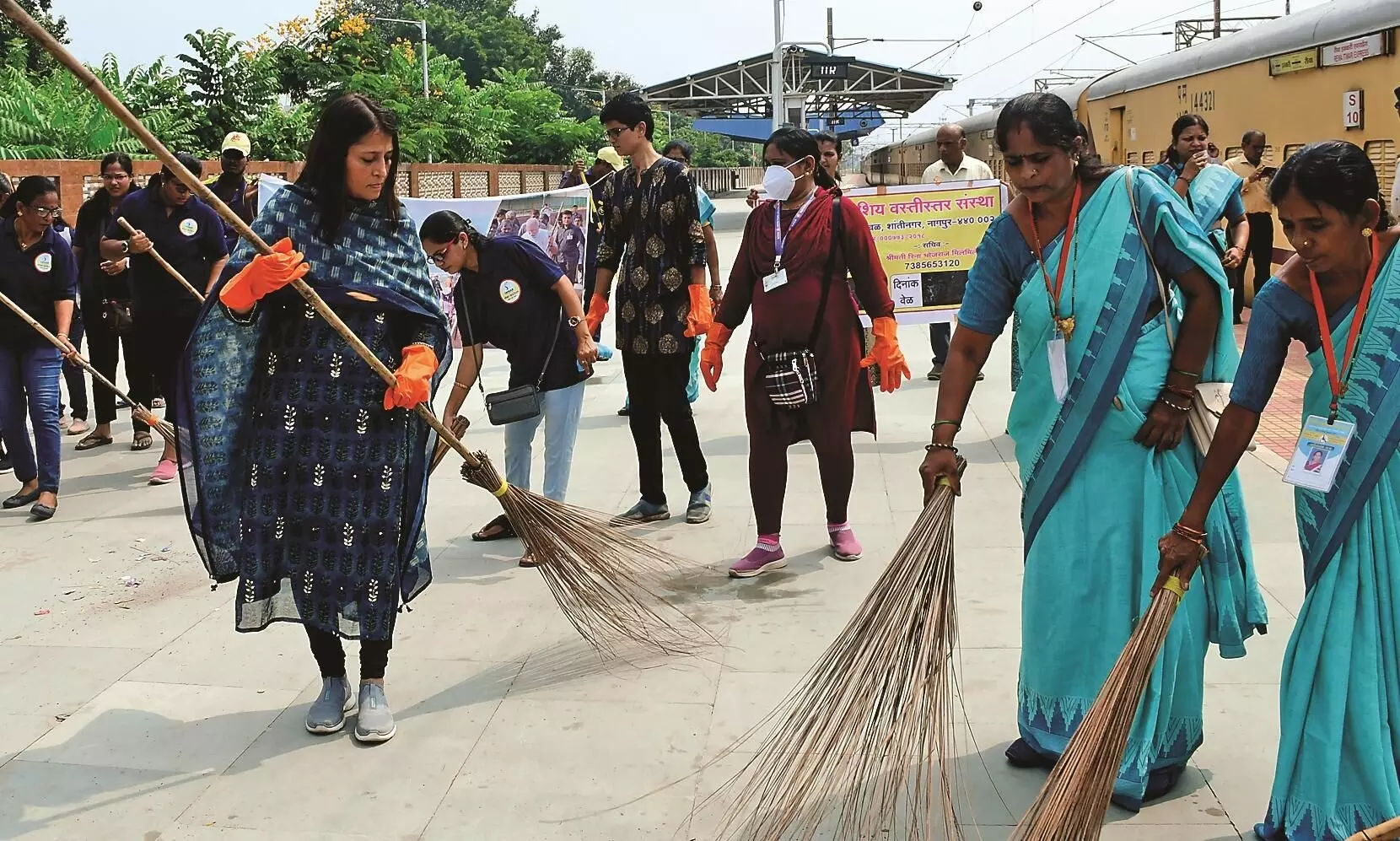 एक तारीख, एक घंटा, एक साथ - शहर में 73 स्थानों पर स्वच्छता ही सेवा का संदेश एक तारीख, एक घंटा, एक साथ - शहर में 73 स्थानों पर स्वच्छता ही सेवा का संदेश