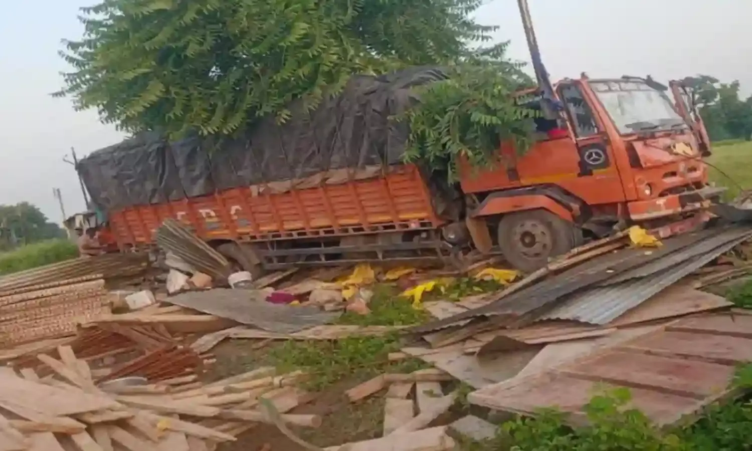 ट्रक ने झोपड़ी में सो रहे मजदूरों को कुचला, 5 की मौत, 9 घायल