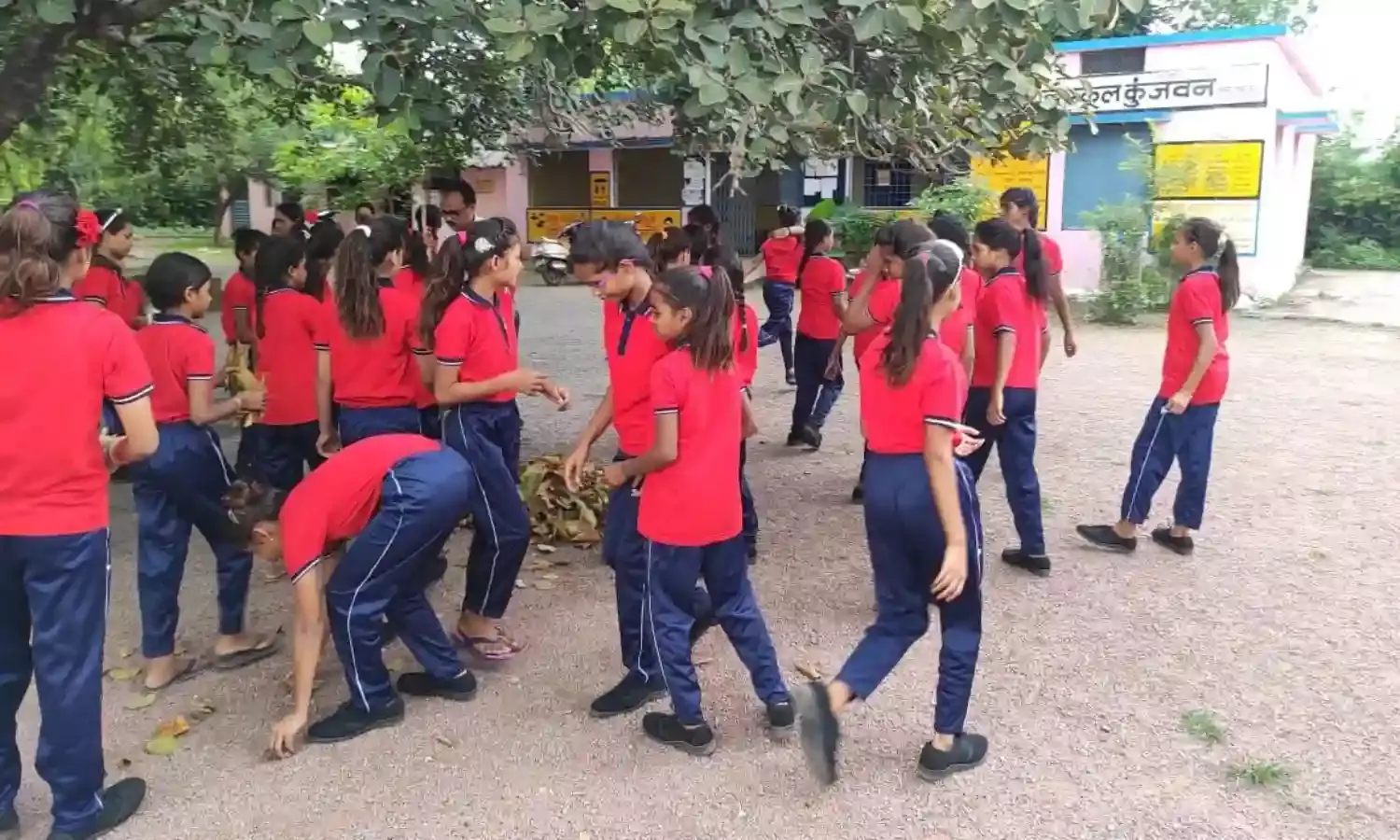 गांधी जयंती पर विद्यालय में की गई साफ-सफाई