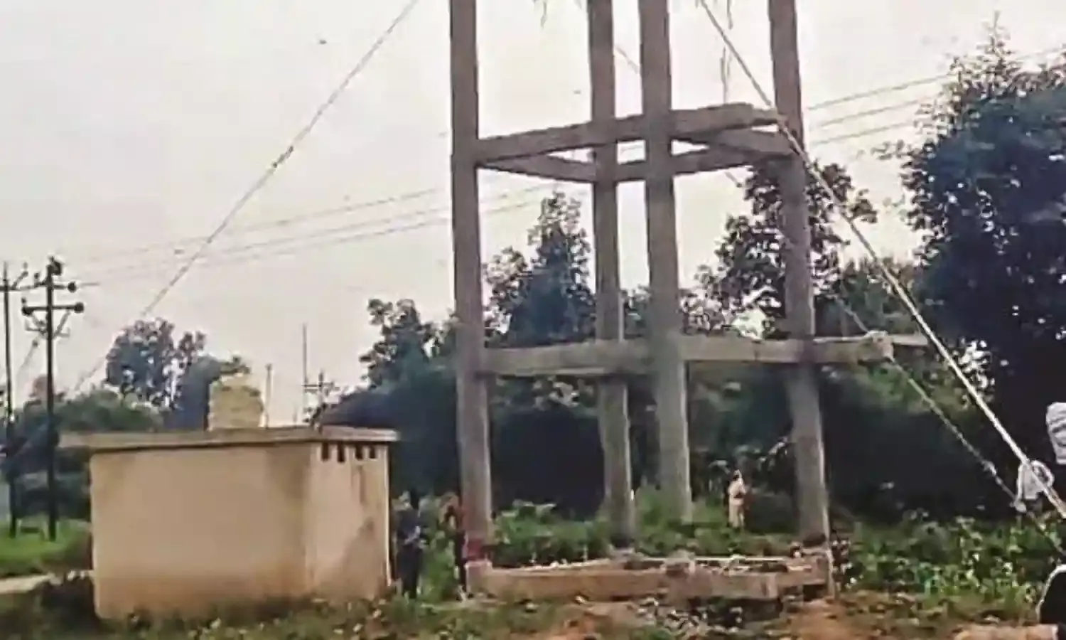 शिकायत मिलने पर जेसीबी से गिरा दी निर्माणाधीन पानी की टंकी