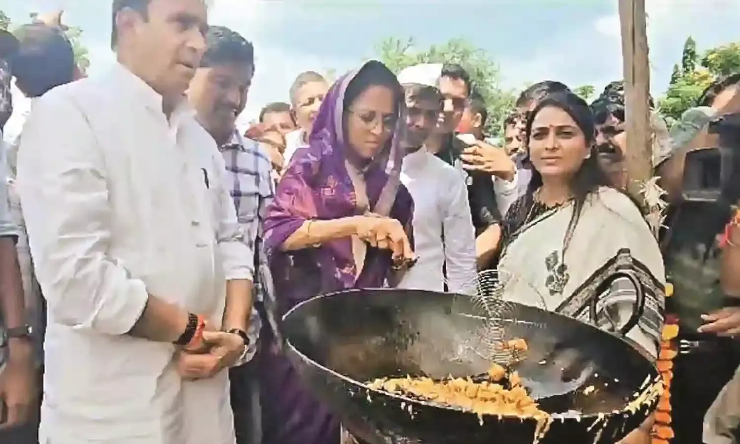 बेरोजगार युवाओं के साथ सुप्रिया सुले ने तले पकौड़े