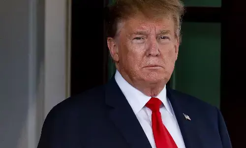 धोखाधड़ी के मुकदमे का सामना करने को कोर्ट में पेश हुए ट्रम्प