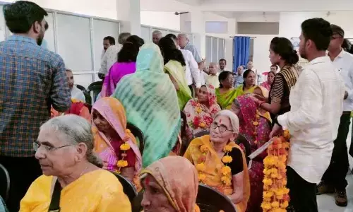 वरिष्ठ नागरिक दिवस पर किया सम्मान, आयोजित हुई प्रतियोगिताएं