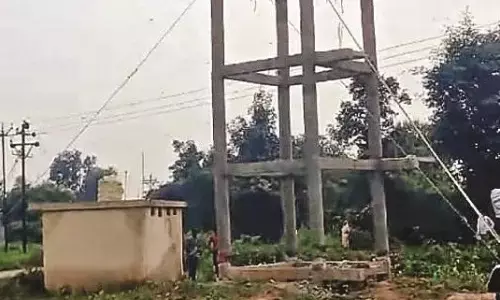 शिकायत मिलने पर जेसीबी से गिरा दी निर्माणाधीन पानी की टंकी