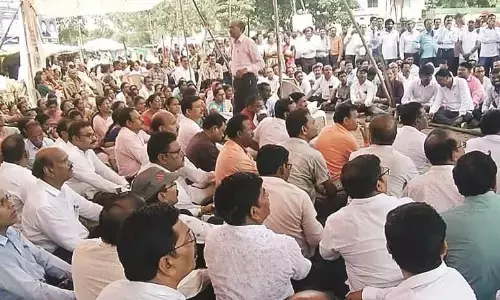 शिक्षकों ने निकाला महाआक्रोश मोर्चा, शालाओं के निजीकरण का जीआर तत्काल रद्द करने की मांग