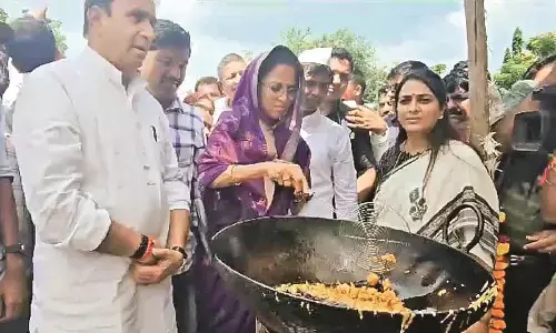 बेरोजगार युवाओं के साथ सुप्रिया सुले ने तले पकौड़े बेरोजगार युवाओं के साथ सुप्रिया सुले ने तले पकौड़े