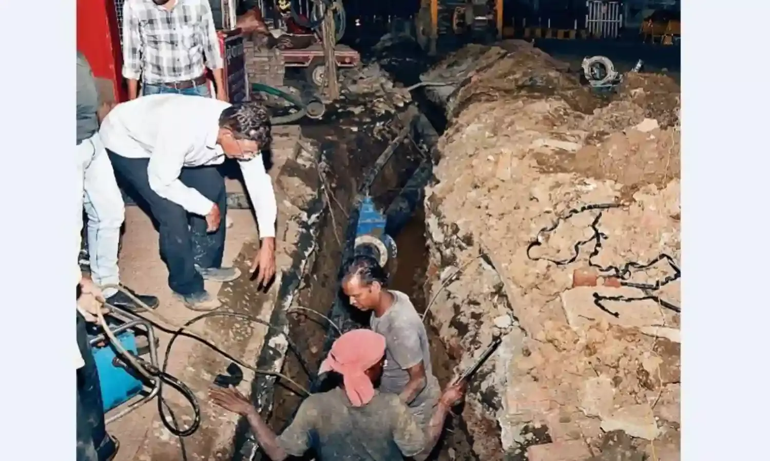 मालवीय चौक पर अजब हाल लोगों ने कहा- नगर निगम की कुछ प्लानिंग ही नहीं, ये पैसों की खुलेआम बर्बादी