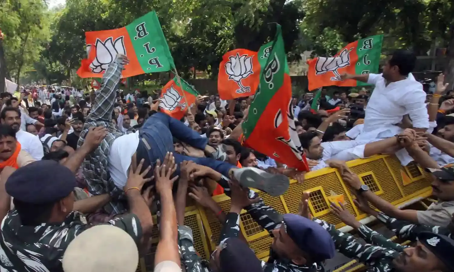 केजरीवाल के इस्तीफे की मांग को लेकर आप दफ्तर के बाहर भाजपा का विरोध प्रदर्शन