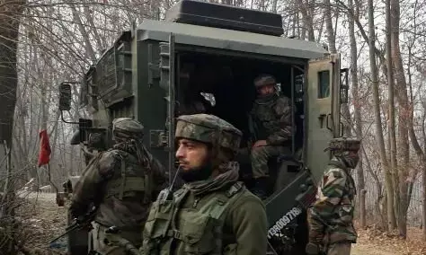 जम्मू-कश्मीर के अनंतनाग में अज्ञात बंदूकधारियों ने युवक को गोली मारी
