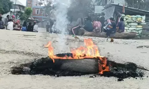 मणिपुर : कुकी-ज़ो लोगों की गिरफ्तारी के खिलाफ बेमियादी बंद से 2 जिलों में जनजीवन अस्त-व्यस्त 