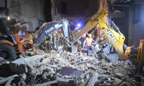 बिहारी चौक में दो मंजिला बिल्डिंग गिरी, मलबे से निकाले गए 6 लोग