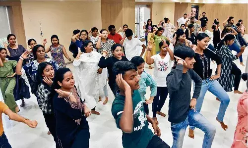 दैनिक भास्कर वर्कशॉप 2023 प्रतिभागी हर दिन सीख रहे नए स्टेप्स, हाथों और बॉडी का अब शानदार मूवमेंट दैनिक भास्कर वर्कशॉप 2023 प्रतिभागी हर दिन सीख रहे नए स्टेप्स, हाथों और बॉडी का अब शानदार मूवमेंट