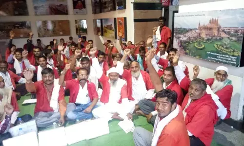 नागपुर संभाग में कुलियों की नई भर्ती का विरोध नागपुर संभाग में कुलियों की नई भर्ती का विरोध