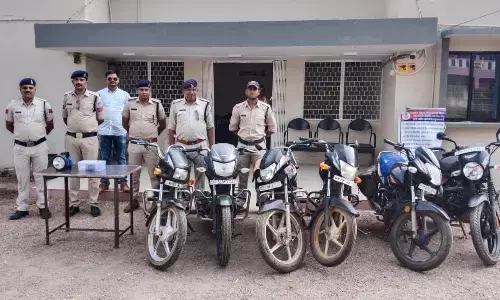 बरूआ हार जंगल में जमा था जुए का फड़, देवेन्द्रनगर पुलिस का छापा